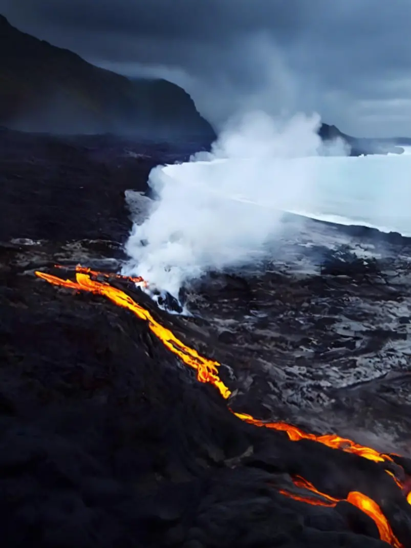 《最狂野的北极冰岛 冰与火之地》：震撼心灵的绝美风光与极限挑战